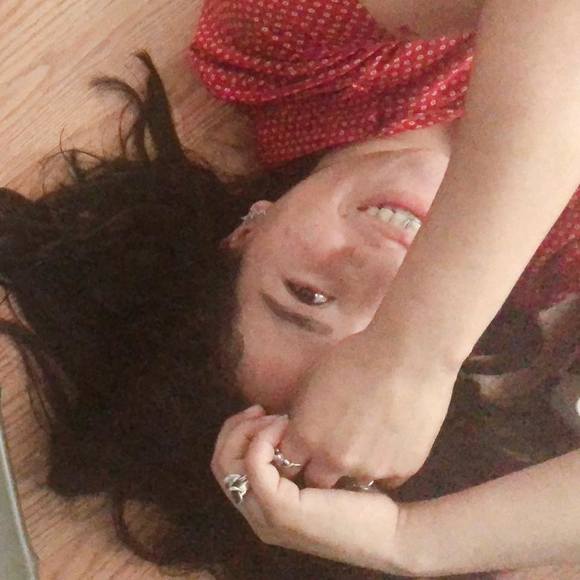 Meet your Posher, Karina - Picture 2 of 4